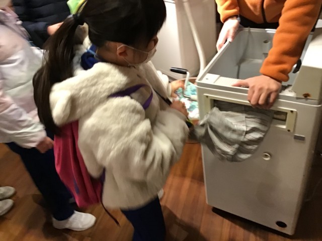 「ローラー付き洗濯機」でローラー脱水を体験！