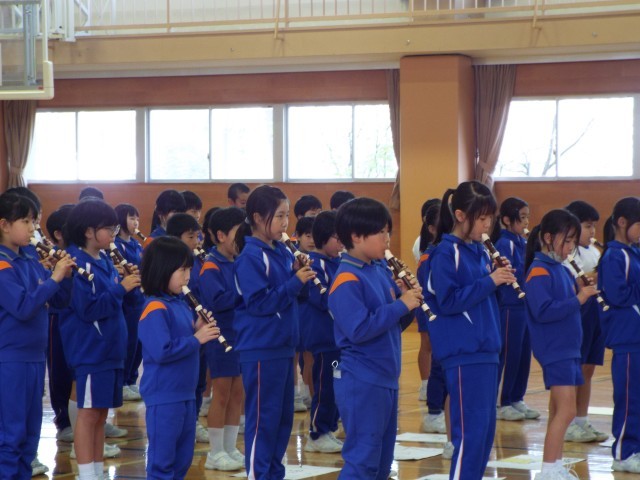 ４年生の出し物（リコーダー演奏）