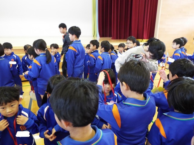 ３年生の出し物（プレゼント渡し）