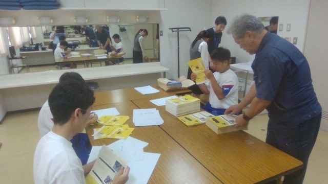 公演チラシを送り先別に封筒詰めしています。